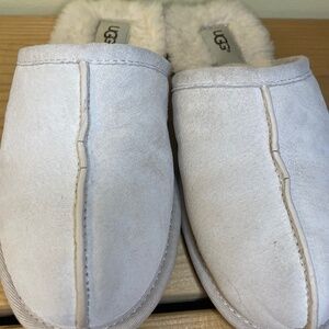 UGG SCUFF Slip On House Slippers, White  - Men’s / Kids / Youth Size 7 Sheepskin